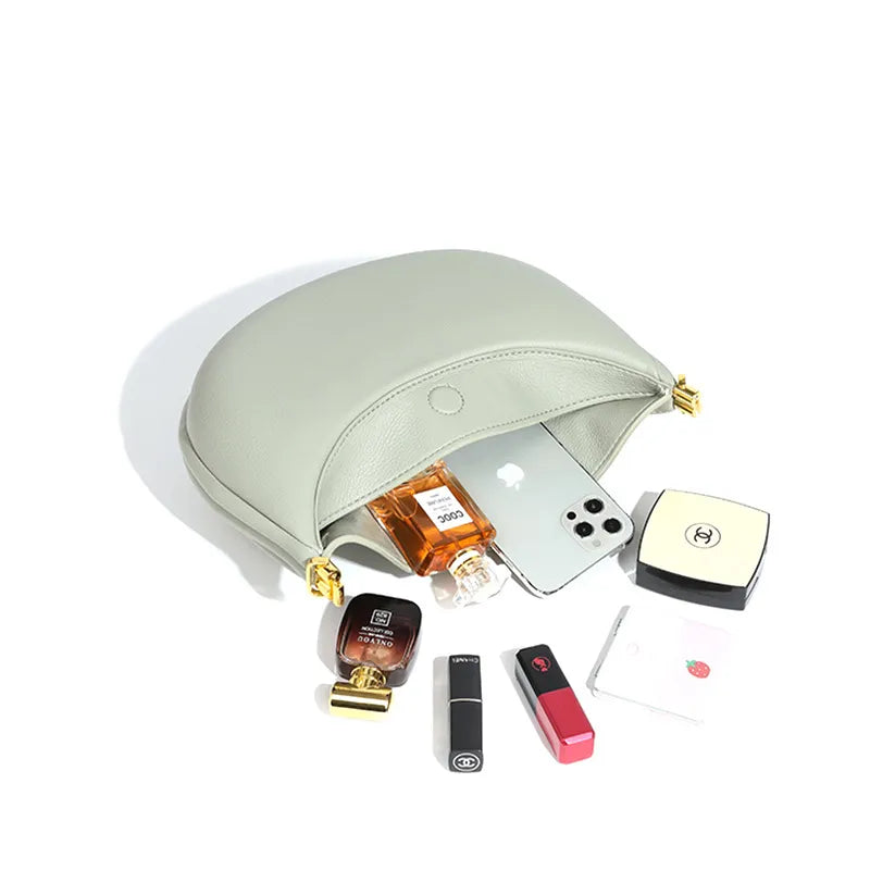 Halbmondförmige Tasche aus veganem Leder mit goldener Hardware - Yuna