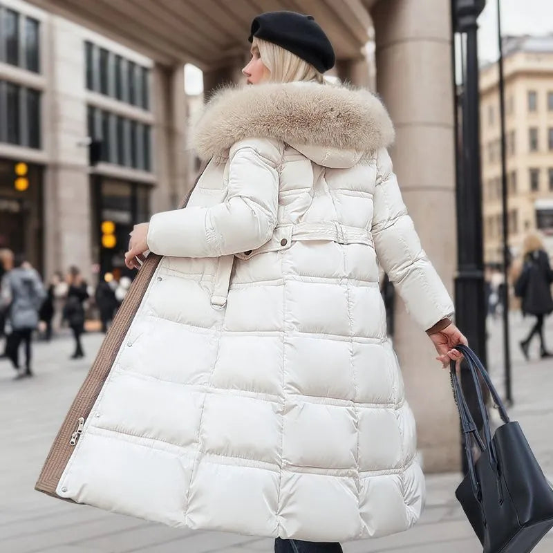 Bonnie - Langer Wintermantel mit Pelzkapuze und Gürtel für Frauen