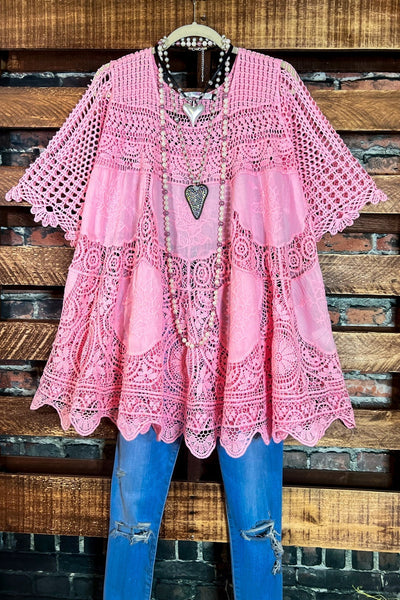 Liora - Feeënjurk in bohemian stijl met bloementuniek van kant in roze