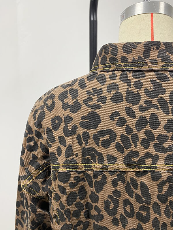 Kloe - Langärmelige Jeansjacke mit Leopardenmuster