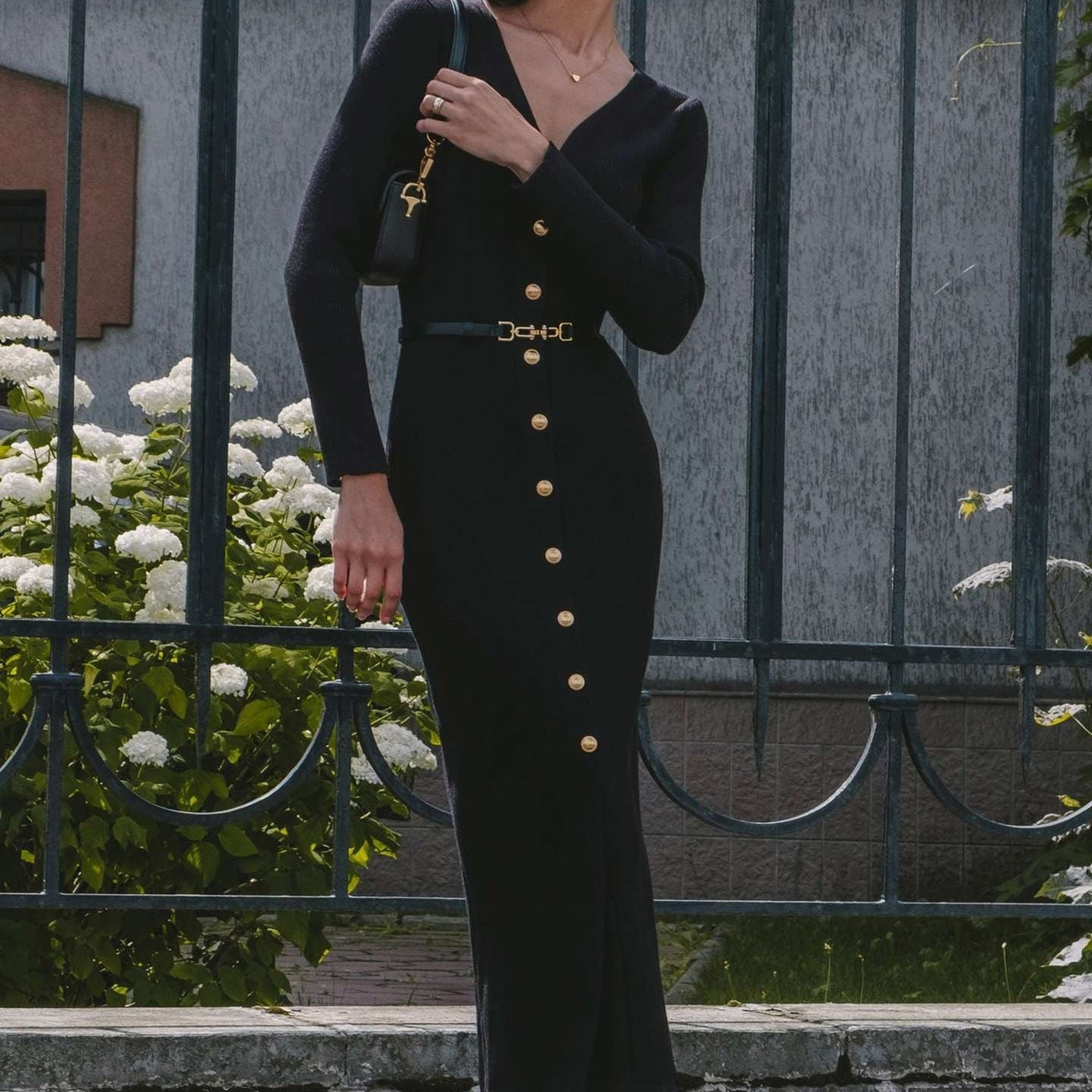 Gestricktes Midikleid mit dünnem Knopfgürtel - Maelle