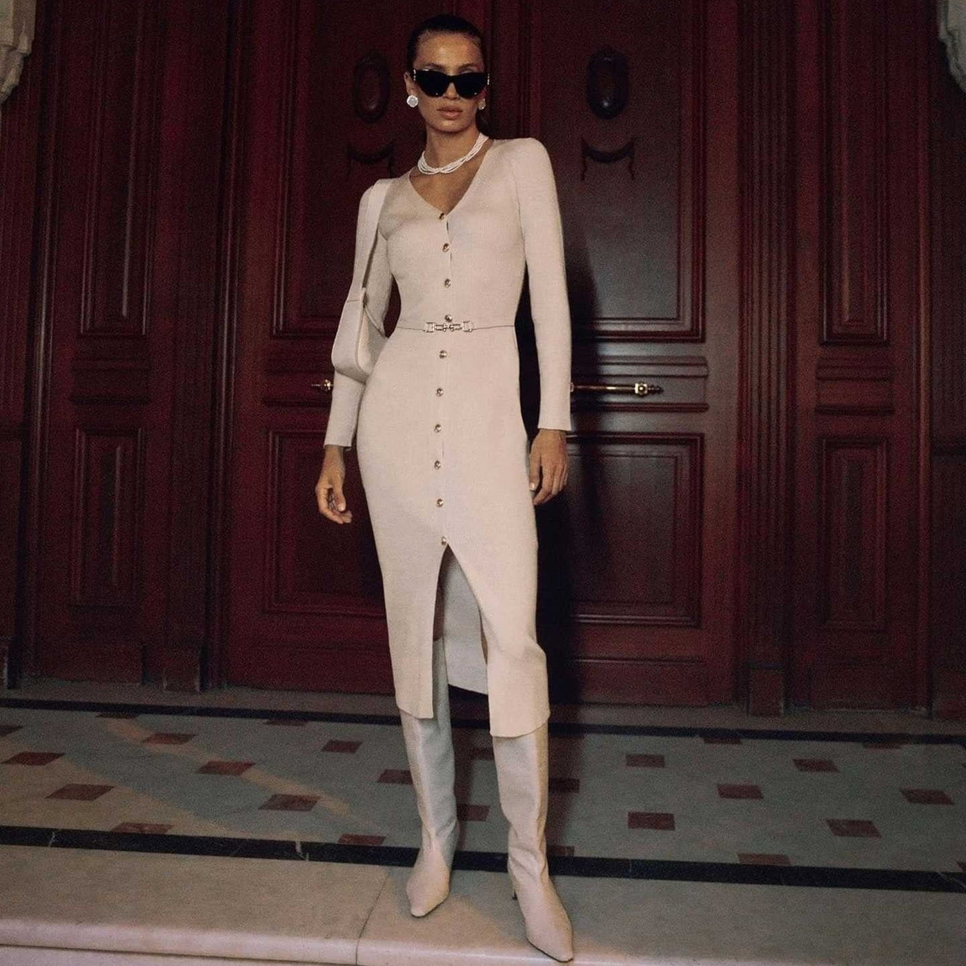 Gestricktes Midikleid mit dünnem Knopfgürtel - Maelle