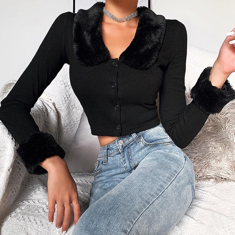 Elva - Cropped Pullover mit flauschigem Pelzkragen und Knöpfen